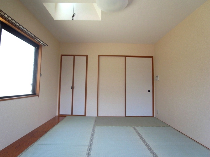 Other room space. Bright Japanese-style room with a skylight