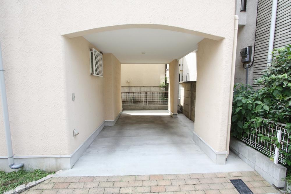 Parking lot. Built-in garage that does not wet in the rain