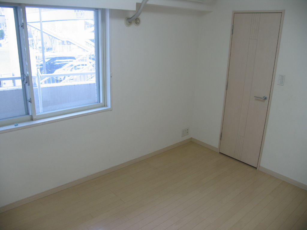 Other room space.  ■ Bright Western-style