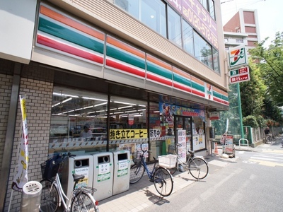 Supermarket. 560m to Seven-Eleven (super)