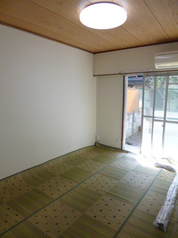 Other room space. South Japanese-style room It covers the tatami because of the light-shielding. 