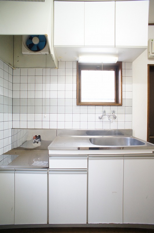 Kitchen. Kitchen with two-burner gas stove of white × gray can be installed! 