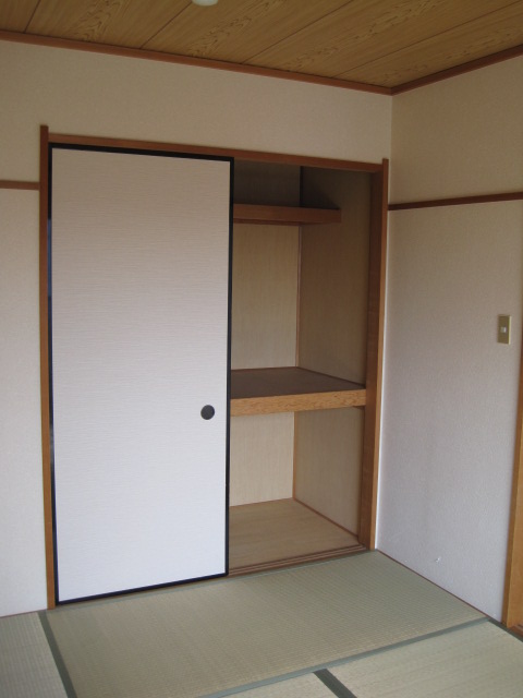 Receipt. Japanese-style room of the housing is (closet)