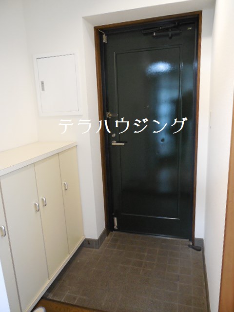 Entrance. Rest assured that our room not visible from the front door ☆