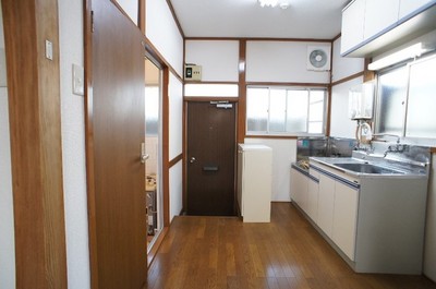 Entrance. Spacious kitchen and entrance ☆ 