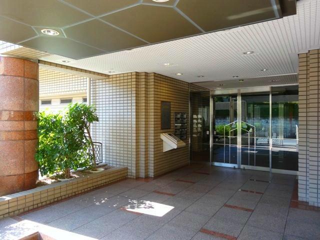 Entrance. Common areas