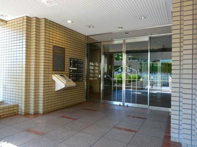 Entrance. Common areas