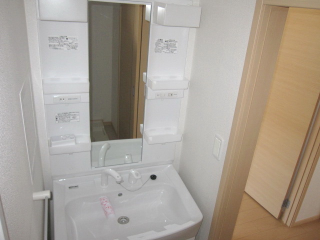 Washroom. I'm glad in with shampoo dresser