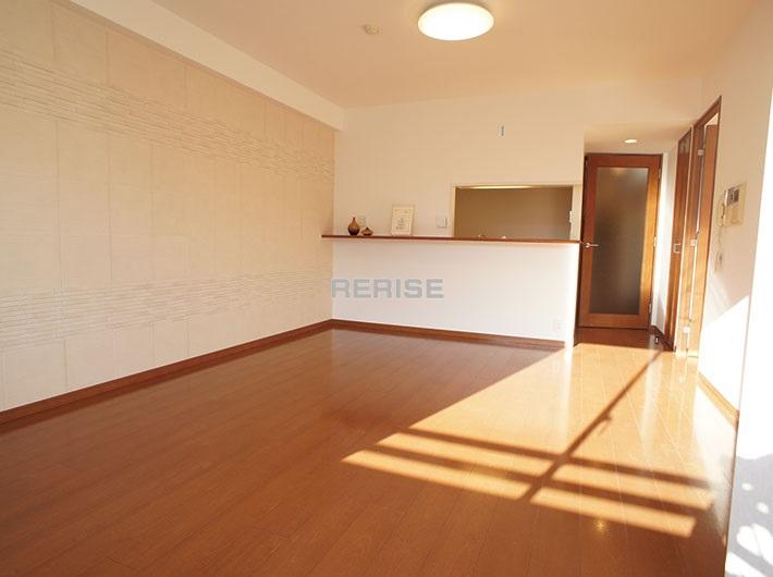 Living. ~ We propose your lifestyle ~ ◆ After-sales service with guarantee ◆ 2001 Built, New quake-resistance standards ◆ Low-rise apartment nestled in a quiet residential area ◆ Well-equipped