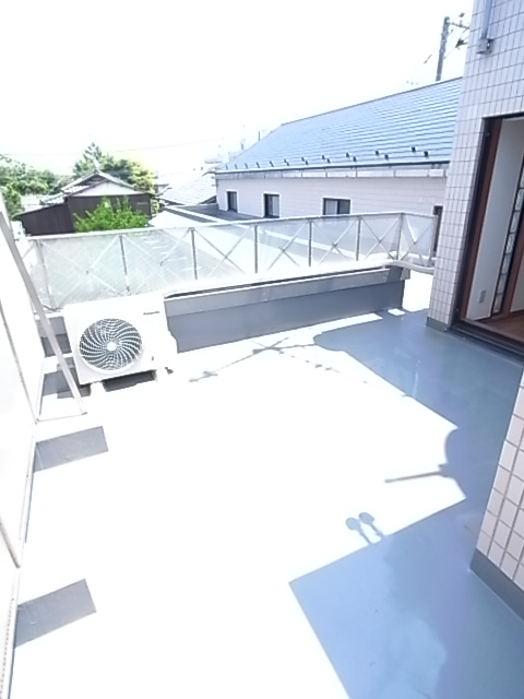 Balcony.  ■ Spacious balcony