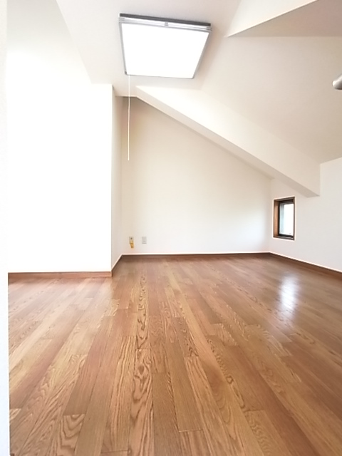 Living and room.  ■ 3 floor