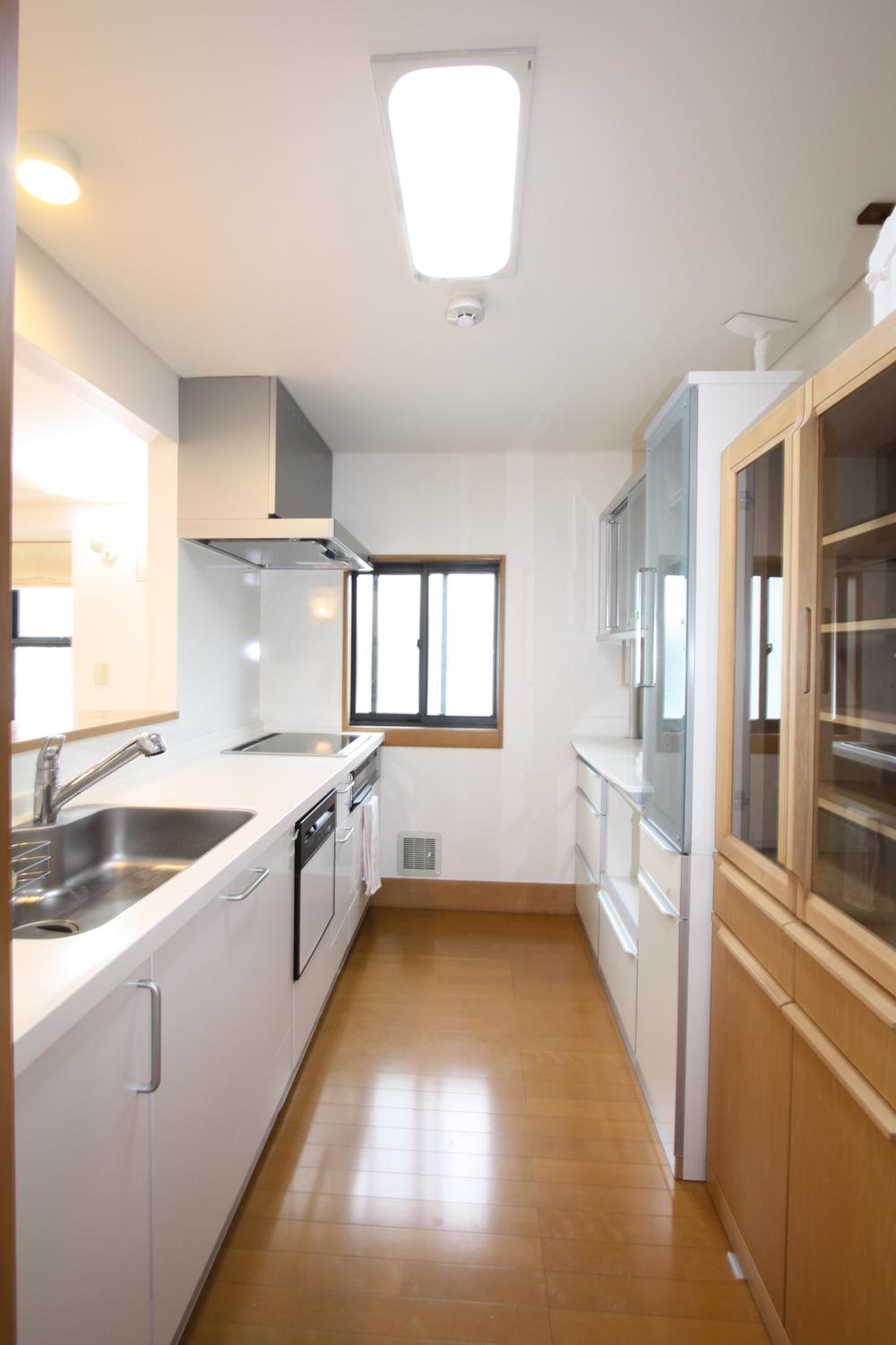 Kitchen. Second floor of the kitchen. 2011 in the renovated. It also has been enhanced storage rack behind.