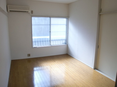 Living and room. It is a good room with ventilation ☆