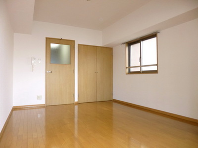 Living and room. Western-style room is spacious spacious 7.5 Pledge