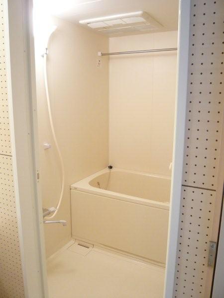 Bath. Bathtub with a space / With bathroom dryer / With reheating function