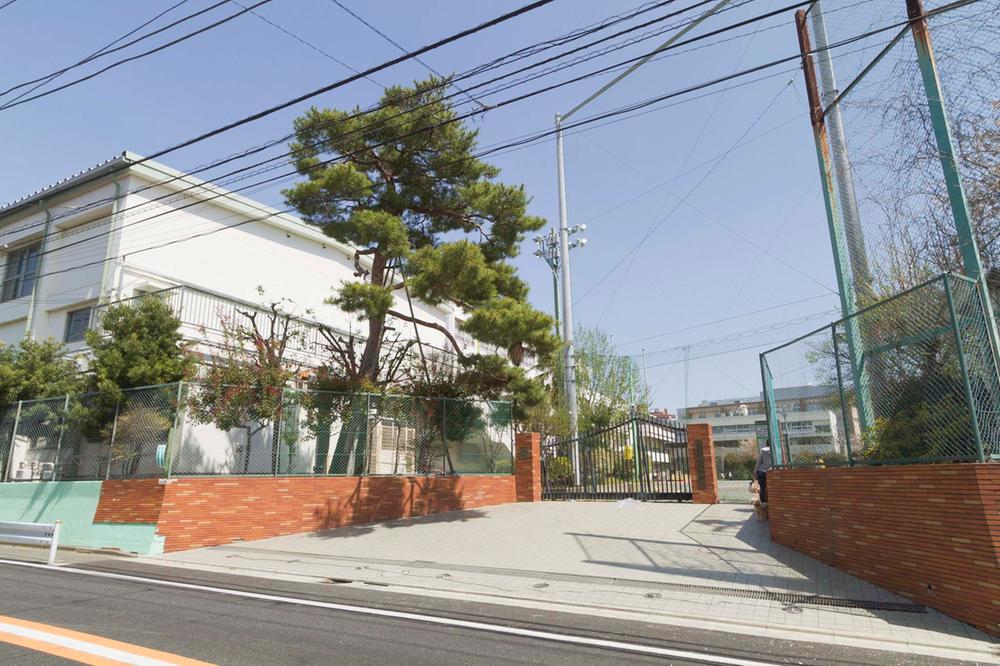 Junior high school. Midorigaoka 520m until junior high school