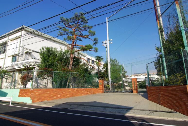 Junior high school. Municipal Midorigaoka Junior High School (11 minutes walk)