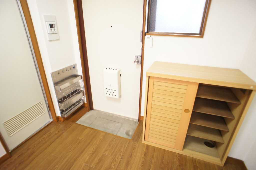 Entrance. Spacious kitchen ☆ Cooking space Yes