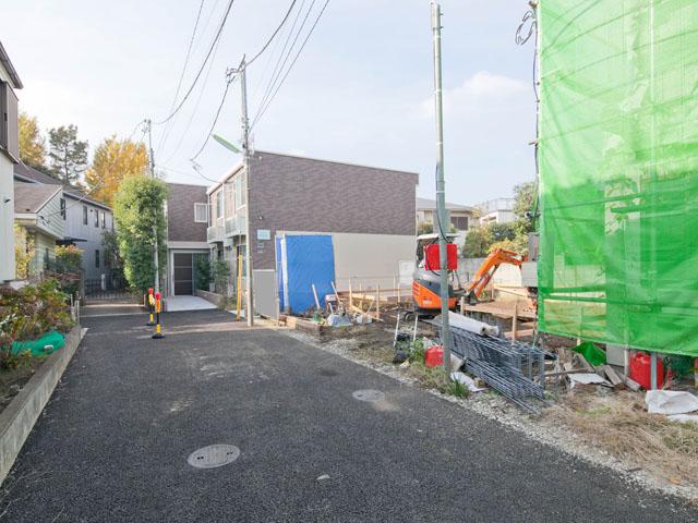 Local photos, including front road. The entire surface of the road, South road 4M. Since the car street less, It is safe for families with young children.