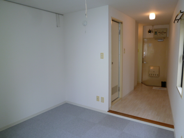 Other room space. Entrance direction from Western-style