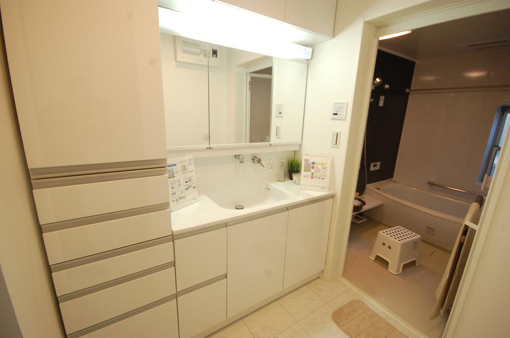 Wash basin, toilet