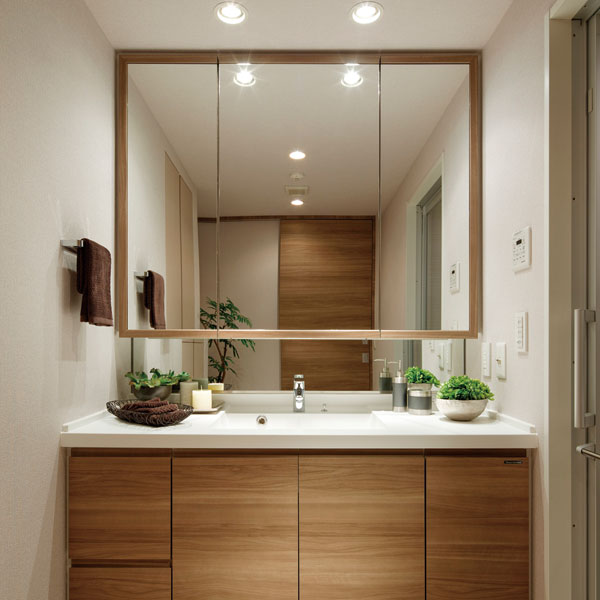 Bathing-wash room.  [Three-sided mirror with vanity] You can adjust the angle of the mirror, Three-sided mirror specifications that grooming can also be smoothly. In the center of the mirror, A stop heater adopted cloudy, Dryer hook and the tissue yard also has secured. (POWDER ROOM)