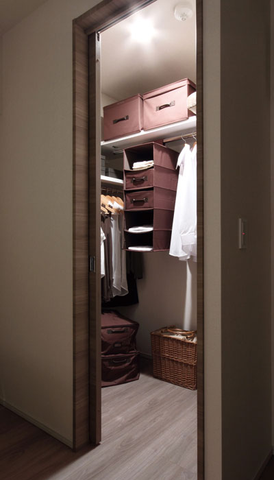 Receipt.  [WALK IN CLOSET] Storage that indispensable in order to use the room more widely functionally. In the "Geo Kaminoge", We have prepared the appropriate storage to meet your needs.