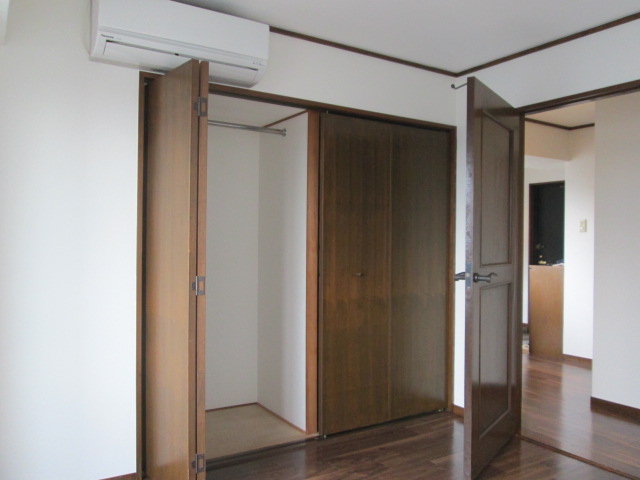 Other room space. Westward Western-style closet and storage compartment is between about 1