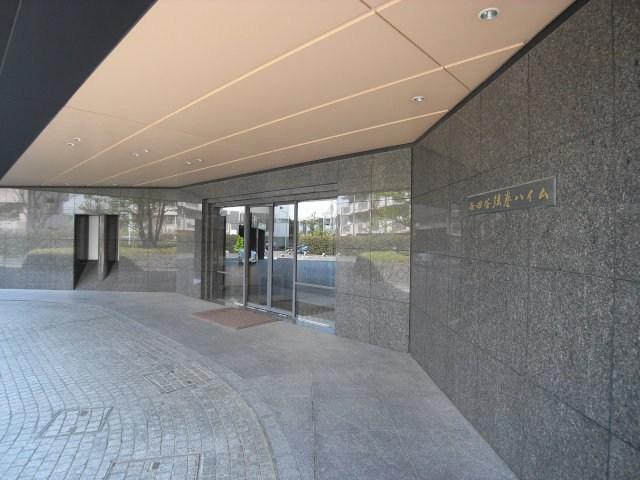 Entrance. entrance Porte-cochere