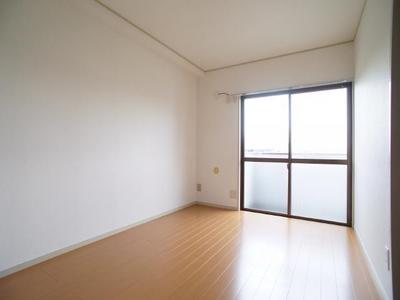 Living and room. 3rd floor ・ Facing south! Bright room ◎
