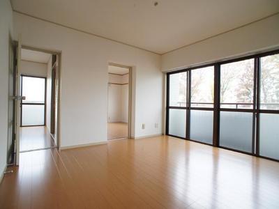 Living and room. It is the best of the floor plan to the room share ☆