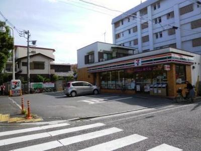 Convenience store. Seven-Eleven (convenience store) up to 100m