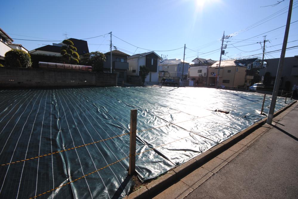 Local land photo. This quiet low-rise residential area. December shooting. 