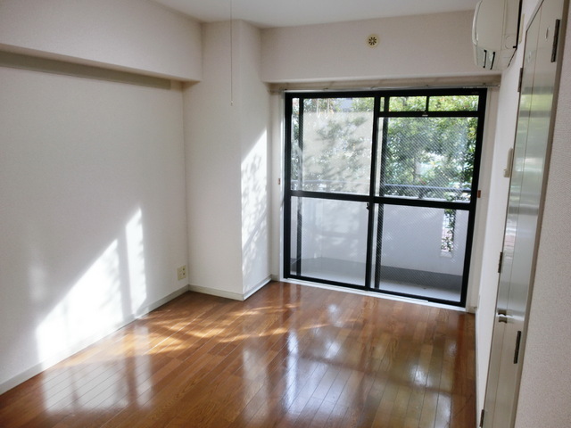 Living and room. A quiet residential area ・ It is the first floor, but is room to insert the light