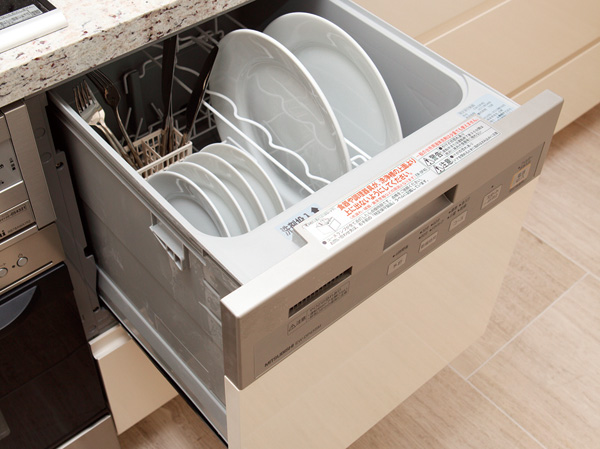 Kitchen.  [Built-in dishwasher dryer] Quiet and energy-saving Mitsubishi Electric Co., Ltd. built-in dish washing and drying machine was standard installation. (The plan has been that the AEG manufactured products)
