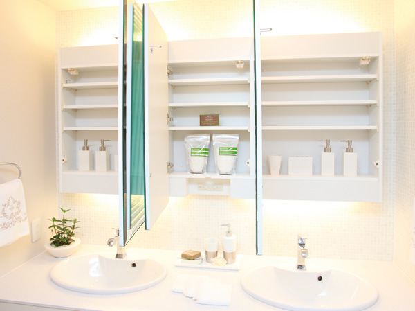 Bathing-wash room.  [Three-sided mirror back storage] You can clean holding small objects, Mirror cabinet can also be used as a three-sided mirror. Inner outlet has also been established.