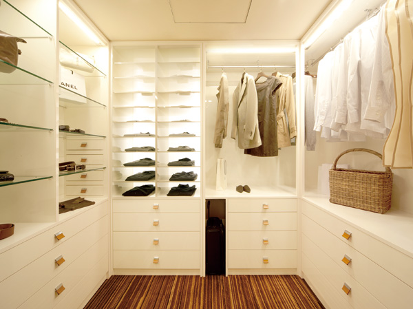 Receipt.  [Walk-in closet] Walk-in closet and clothes and small parts can be plenty of storage. It is wardrobe space, which boasts a high storage capacity.   ※ By dwelling unit plan specifications differ from the published photograph. It will include some design changes.