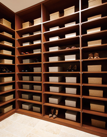 Receipt.  [Shoes-in closet] Shoes-in closet to put while wearing shoes from the front door. Since a lot of the shoes can be stored, Your family Ya, The type of shoes, such as selectively using the shelf, You can conveniently use.  ※ By dwelling unit plan specifications differ from the published photograph. It will include some design changes.