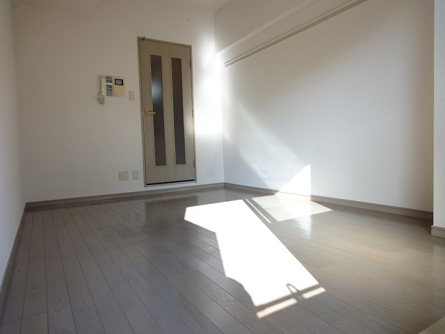 Other room space. A bright room!