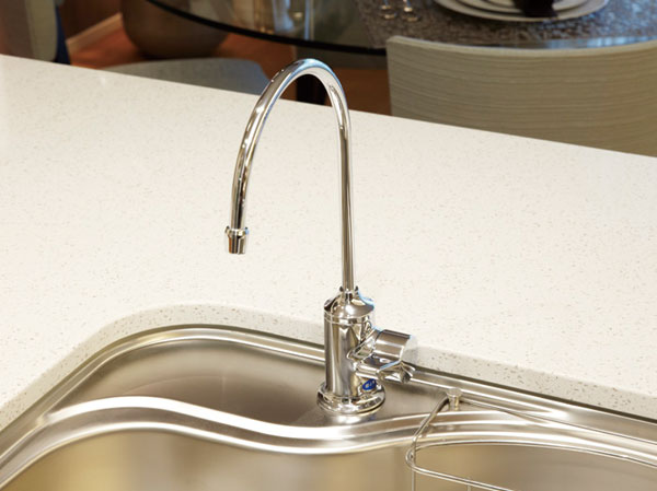 Kitchen.  [Mitsubishi Rayon Co., Ltd. ・ CLEANSUI water purifier faucet] 13 built-in high-performance cartridge to remove the substance. For dedicated faucet, Clean water, even during the use of the mixing faucet can be used.