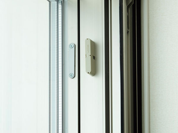 Security.  [Opening and closing sensor] Entrance lock of all dwelling units ・ Installation opening and closing sensor in the window. When you open and close the security settings at the time, An alarm sounds in the intercom, Control room ・ This is a system that is automatically reported to the security company. (Same specifications) ※ FIX window ・ Except for the glass block