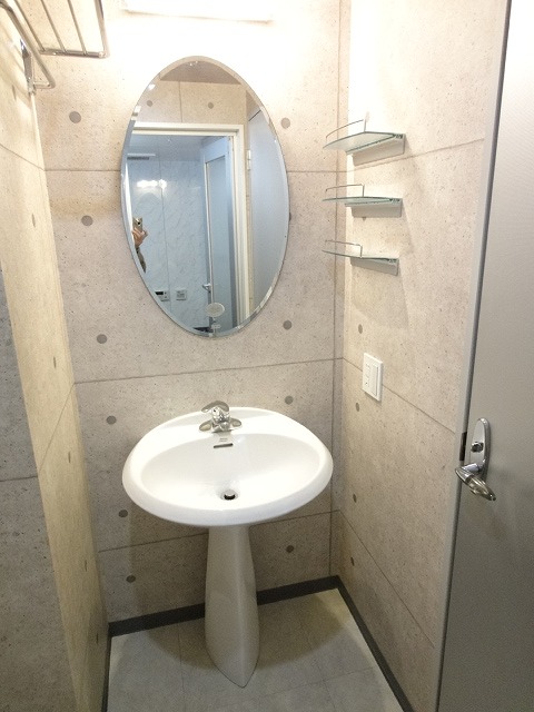 Washroom. Wash basin equipped independent!