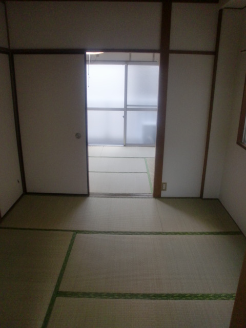 Living and room. You can use it as a Tsuzukiai