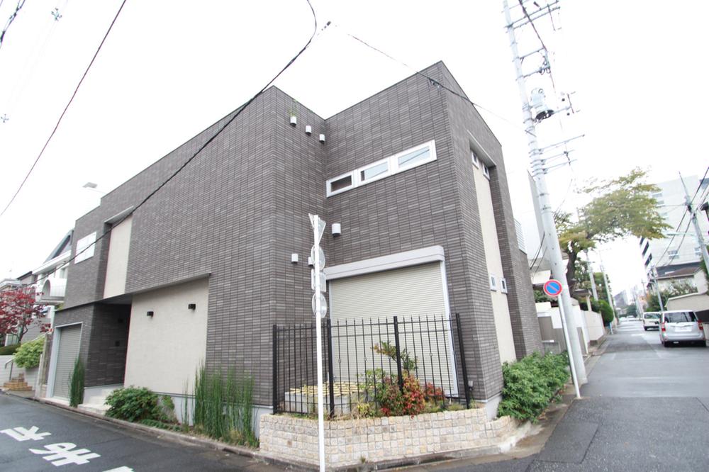 Local appearance photo. It becomes a used detached in Shibuya Oyama. Misawa Homes is built shallow single-family construction. It is located in front of the park eyes of the southeast corner lot. You can preview any time.