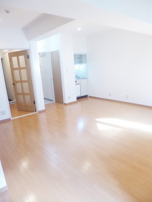 Living and room. Spacious Western-style there is also a whopping 18 Pledge