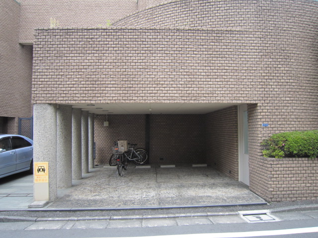 Parking lot. Dwelling unit dedicated flat 置駐 car park (free)