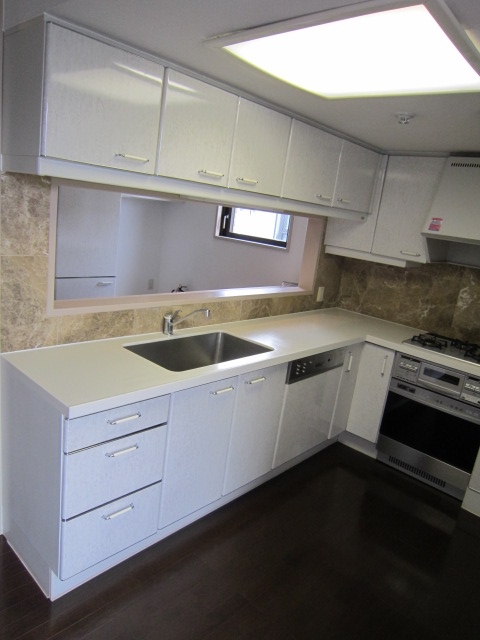 Kitchen. Good kitchen to usability in the L-shaped