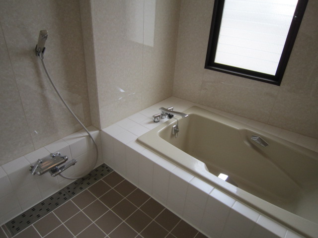 Bath. Bright bathroom with a window