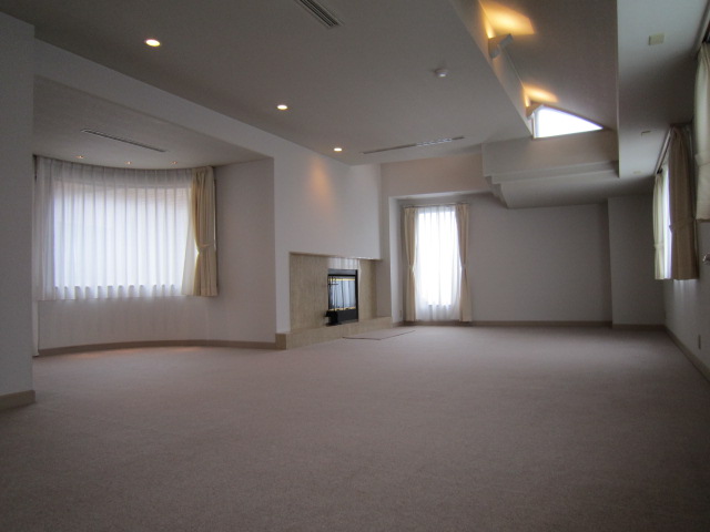Living and room. About 36.6 Pledge of spacious living-dining