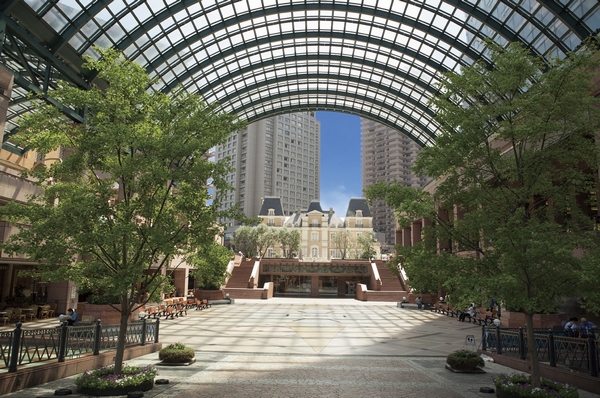 Yebisu Garden Place. Department store here ・ Including Mitsukoshi Ebisu, Such as the popularity of a variety of restaurants and the Tokyo Metropolitan Museum of Photography is equipped. To explore meal in the shopping, Is the spot to be feel free to go out (any distance is about 890m)